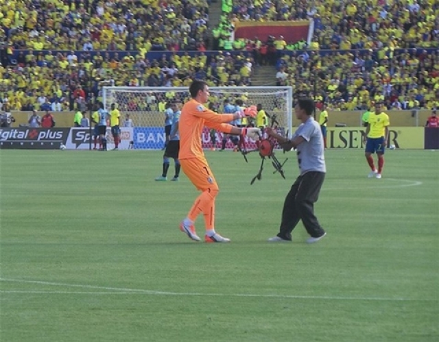 15-11/13/muslera-dusen-kamerayi-havada-yakaladi-7871428_9776_m