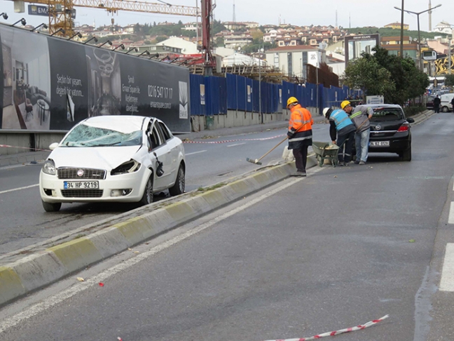 15-11/21/lodos-iskeleyi-araclarin-uzerine-ucurdu-1-_4029_dhaphoto4