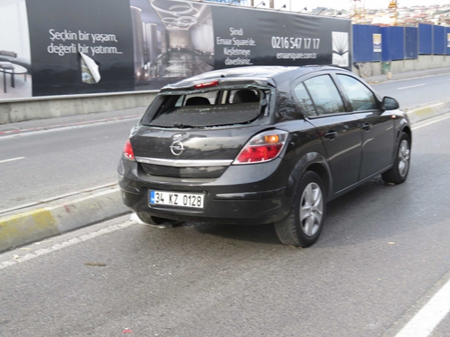 15-11/21/lodos-iskeleyi-araclarin-uzerine-ucurdu-1-_4029_dhaphoto6