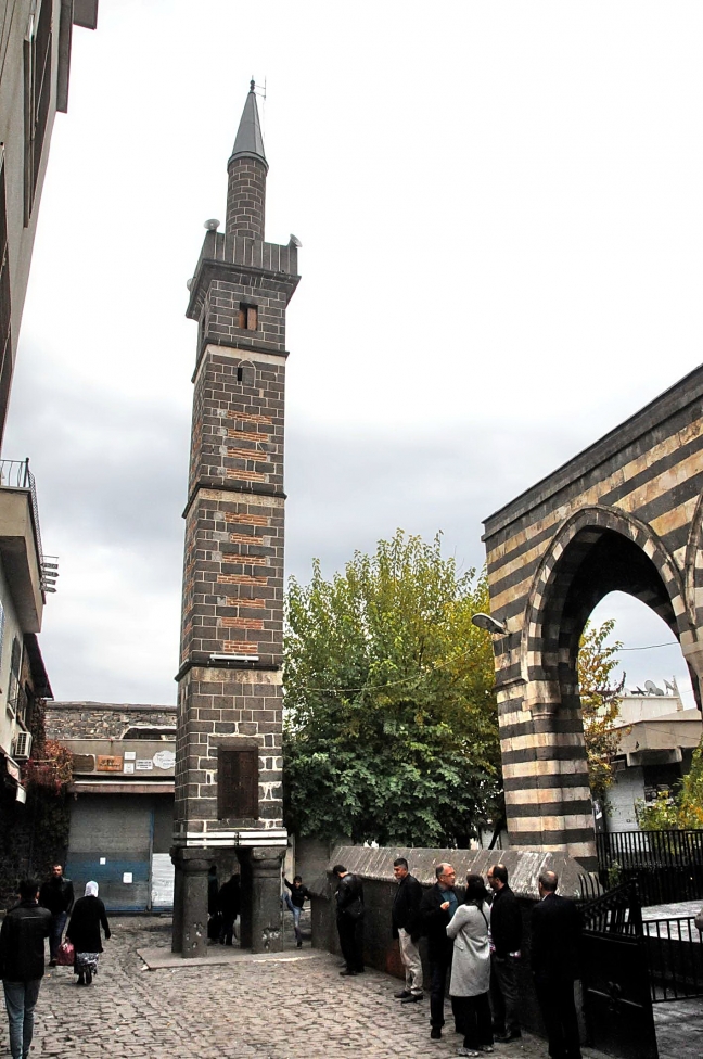 15-11/26/diyarbakirin-simgelerinden-tarihi-4-ayakli-minare-catismada-hasar-gordu_2939_dhaphoto12.jpg