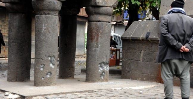 15-11/28/diyarbakirin-simgelerinden-tarihi-4-ayakli-minare-catismada-hasar-gordu_2939_dhaphoto6