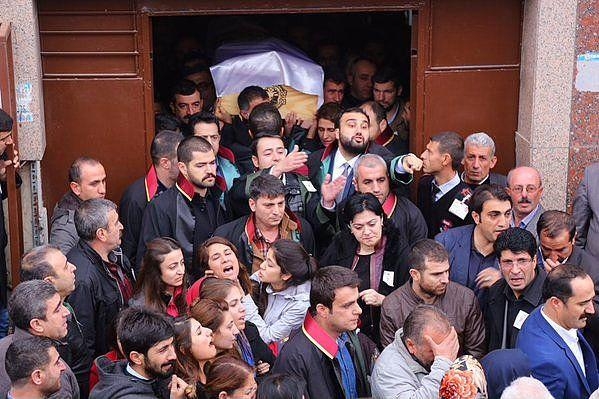 15-11/29/meslektaslari-tahir-elci-yi-omuzlarinda-tasiyor-7920918_3486_m