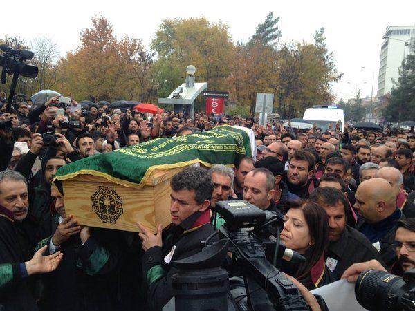 15-11/29/meslektaslari-tahir-elci-yi-omuzlarinda-tasiyor-7920918_4594_m