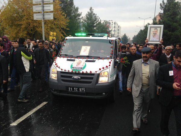 15-11/29/meslektaslari-tahir-elci-yi-omuzlarinda-tasiyor-7920918_8538_m