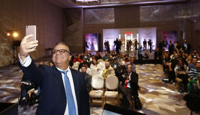 15-12/07/1447757163_turan_erdogan_yeni_venus_gulumseyince_selfie_cekiyor