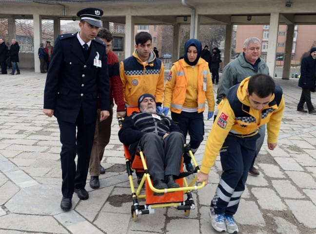 15-12/16/babasinin-cenaze-toreninde-usuyen-zeynepe-kadin-ozel-harekat-polisi-montunu-giydirdi_4935_dhaphoto1