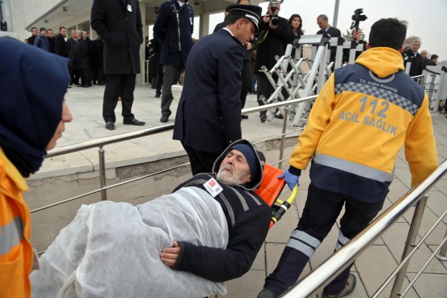 15-12/16/babasinin-cenaze-toreninde-usuyen-zeynepe-kadin-ozel-harekat-polisi-montunu-giydirdi_4935_dhaphoto13