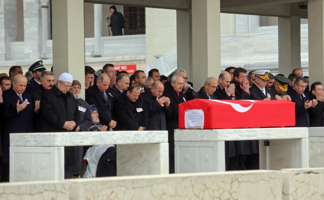 15-12/16/babasinin-cenaze-toreninde-usuyen-zeynepe-kadin-ozel-harekat-polisi-montunu-giydirdi_4935_dhaphoto15