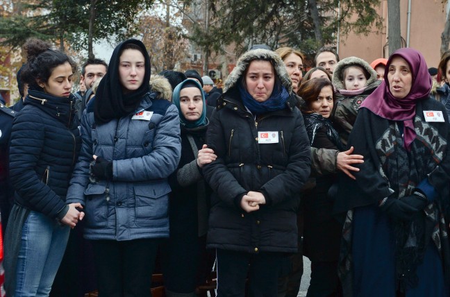 15-12/16/babasinin-cenaze-toreninde-usuyen-zeynepe-kadin-ozel-harekat-polisi-montunu-giydirdi_4935_dhaphoto2