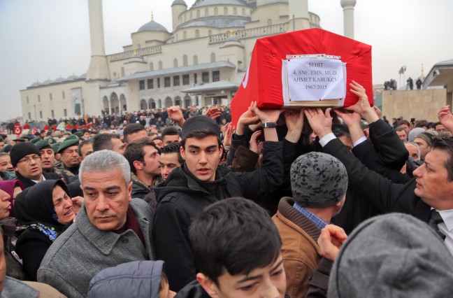 15-12/16/babasinin-cenaze-toreninde-usuyen-zeynepe-kadin-ozel-harekat-polisi-montunu-giydirdi_4935_dhaphoto21-1450279317