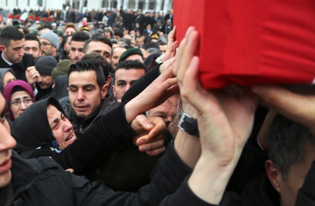 15-12/16/babasinin-cenaze-toreninde-usuyen-zeynepe-kadin-ozel-harekat-polisi-montunu-giydirdi_4935_dhaphoto22