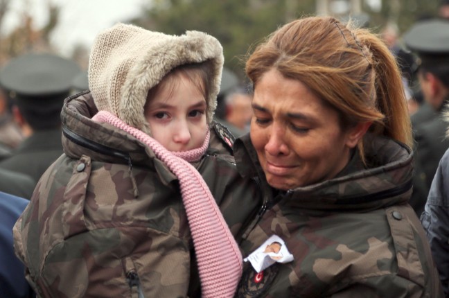 15-12/16/babasinin-cenaze-toreninde-usuyen-zeynepe-kadin-ozel-harekat-polisi-montunu-giydirdi_4935_dhaphoto26