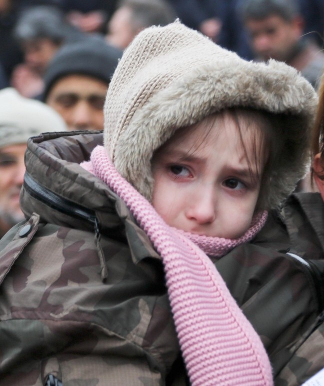 15-12/16/babasinin-cenaze-toreninde-usuyen-zeynepe-kadin-ozel-harekat-polisi-montunu-giydirdi_4935_dhaphoto27