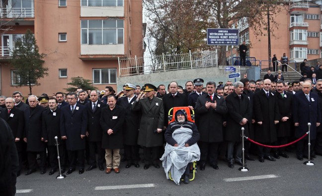 15-12/16/babasinin-cenaze-toreninde-usuyen-zeynepe-kadin-ozel-harekat-polisi-montunu-giydirdi_4935_dhaphoto28