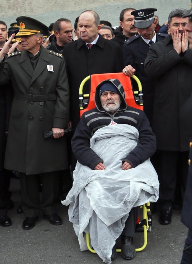 15-12/16/babasinin-cenaze-toreninde-usuyen-zeynepe-kadin-ozel-harekat-polisi-montunu-giydirdi_4935_dhaphoto29