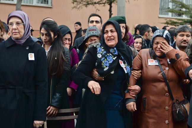 15-12/16/babasinin-cenaze-toreninde-usuyen-zeynepe-kadin-ozel-harekat-polisi-montunu-giydirdi_4935_dhaphoto3