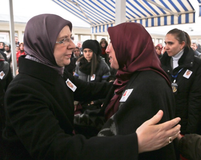 15-12/16/babasinin-cenaze-toreninde-usuyen-zeynepe-kadin-ozel-harekat-polisi-montunu-giydirdi_4935_dhaphoto4