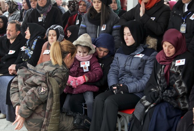 15-12/16/babasinin-cenaze-toreninde-usuyen-zeynepe-kadin-ozel-harekat-polisi-montunu-giydirdi_4935_dhaphoto6