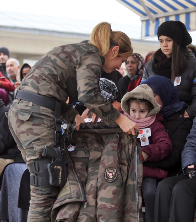 15-12/16/babasinin-cenaze-toreninde-usuyen-zeynepe-kadin-ozel-harekat-polisi-montunu-giydirdi_4935_dhaphoto7