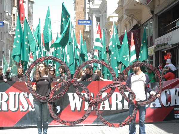 15-12/23/cerkes-soykirimi-protestosu-18-05-13-004-aaa