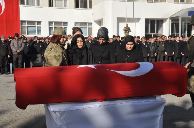 15-12/23/sehit-uzman-cavus-islam-cakar-bitlisten-memleketi-zonguldaka-ugurlandi_2364_dhaphoto2