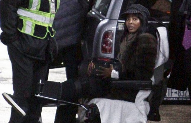 15-12/24/naomi-campbell-in-wheelchair