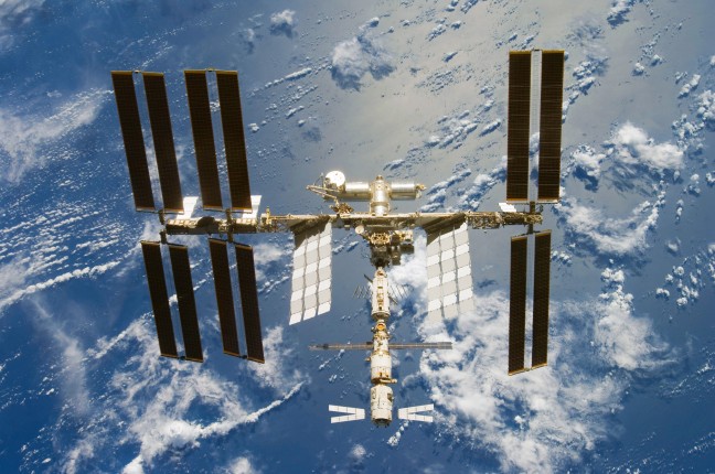 16-01/29/the_international_space_station_seen_from_space_shuttle_discovery_after_the_sts-124_mission