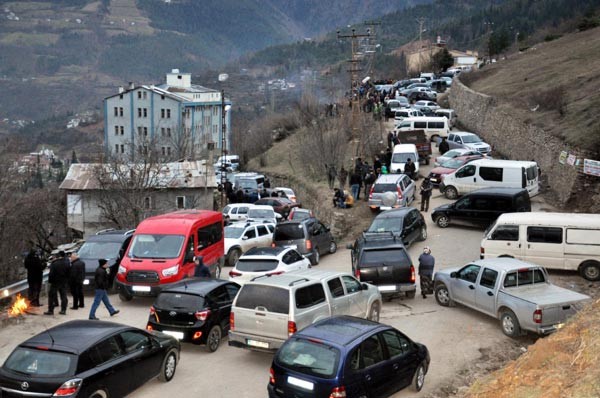 16-02/16/artvin-cerattepe-de-gergin-bekleyis-6626735