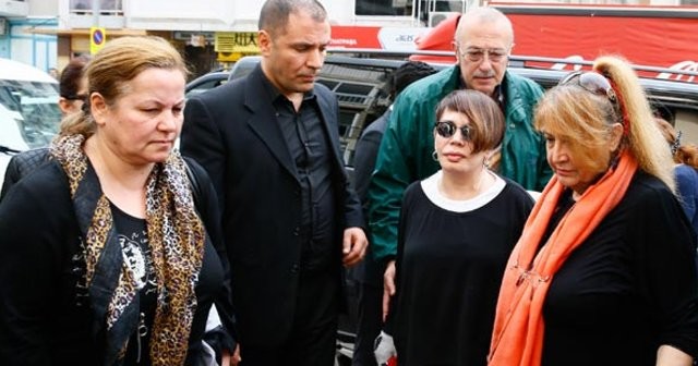 16-03/02/sezen-aksu-son-yolculuguna-hazirlanan-annesinin-yanindaydi-1456913164