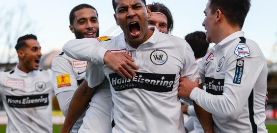 16-03/06/andre-santos-comemora-o-gol-564x272