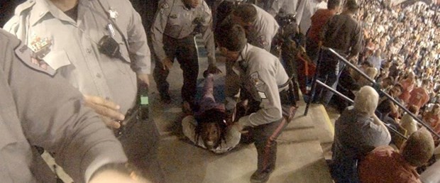 16-03/11/trumpin-mitinginde-protestocuya-yumruk-h0umq-uxikmfcqaallwfsq