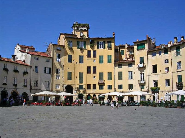 16-03/13/lucca_piazza_anfiteatro_hansschnier_flickr