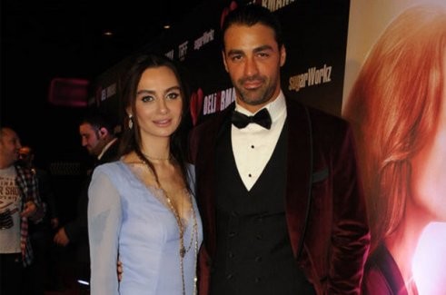 16-04/02/birce_atalay_ile_esi_sarp_levendoglu_kavgasi_deliormanli_filminin_gala_gecesine_damga_vurdu_h48692_8e9a2