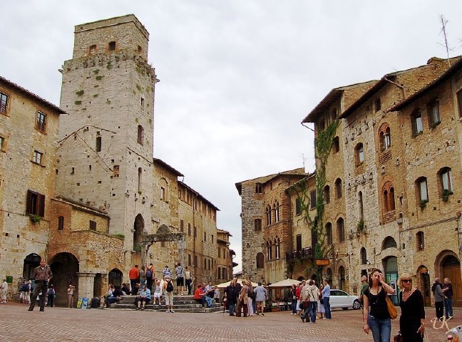 16-04/04/san-gimignano-piazza-cisterna-8606