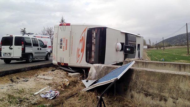 16-04/10/isparta-da-otomobille-otobus-carpisti-6857201