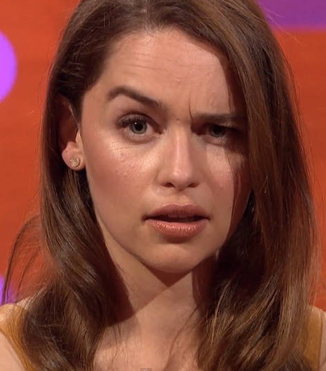 16-04/12/cara-delevingne-emilia-clarke-eyebrow-battle