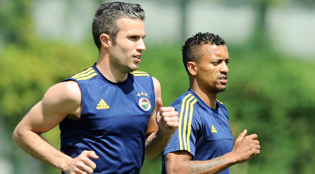 16-05/11/van-persie-nani-19-04