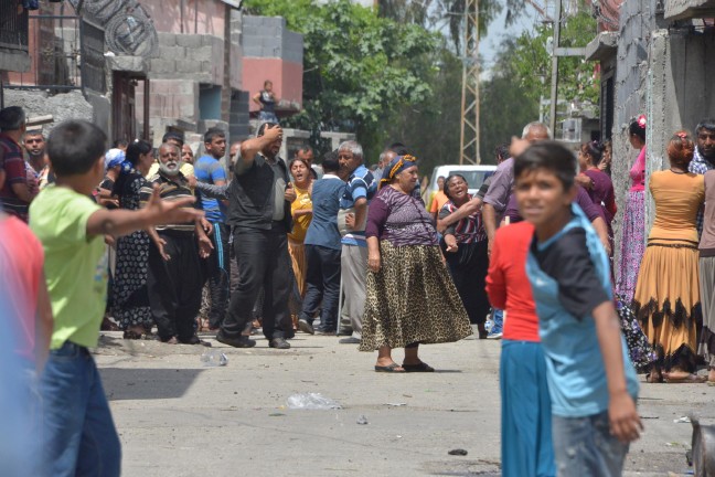 16-05/17/conolar-birbirine-girdi-sokak-savas-alanina-dondu_9928_dhaphoto1