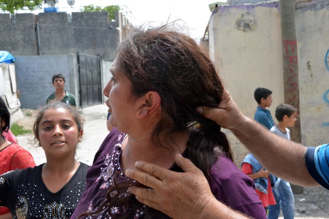 16-05/17/conolar-birbirine-girdi-sokak-savas-alanina-dondu_9928_dhaphoto2