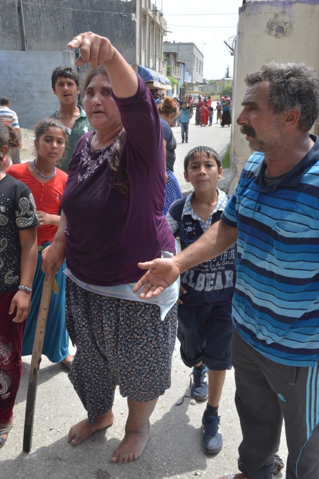 16-05/17/conolar-birbirine-girdi-sokak-savas-alanina-dondu_9928_dhaphoto3