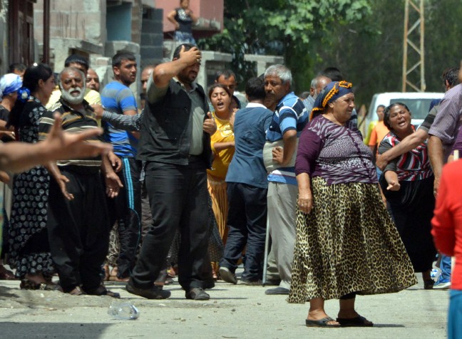 16-05/17/conolar-birbirine-girdi-sokak-savas-alanina-dondu_9928_dhaphoto4