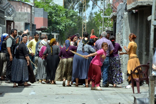 16-05/17/conolar-birbirine-girdi-sokak-savas-alanina-dondu_9928_dhaphoto5