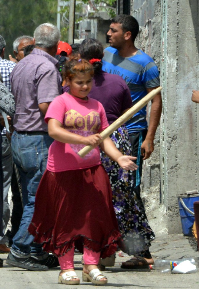 16-05/17/conolar-birbirine-girdi-sokak-savas-alanina-dondu_9928_dhaphoto6