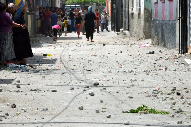 16-05/17/conolar-birbirine-girdi-sokak-savas-alanina-dondu_9928_dhaphoto7