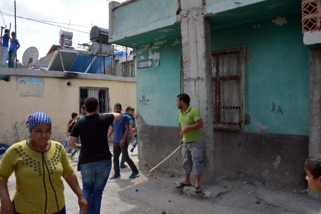 16-05/17/conolar-birbirine-girdi-sokak-savas-alanina-dondu_9928_dhaphoto8