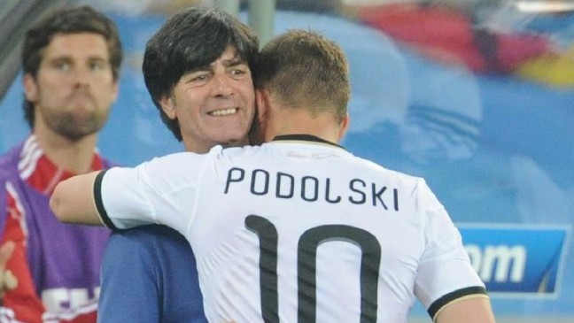 16-05/17/joachim-loew-l-umarmt-lukas-podolski-bei-der-wm-2010-in-suedafrika