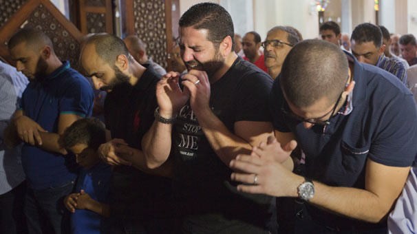 16-05/21/cenaze-namazinda-yonetmenin-gozyaslari-7066206