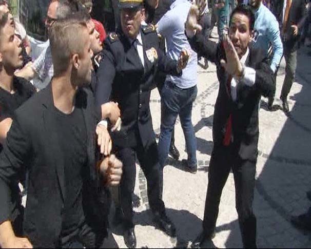 16-06/10/edirne-de-sehit-cenazesi-sonrasi-arbede-cikti-7173282