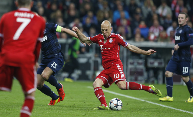 16-06/13/arjen-robben-wallpaper-shoot-ball