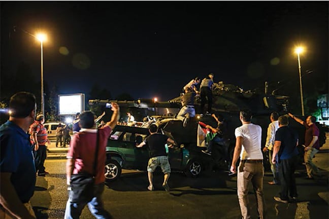 16-07/16/vatandaslar-tanklarin-uzerine-cikti-7343785-1-1468623624